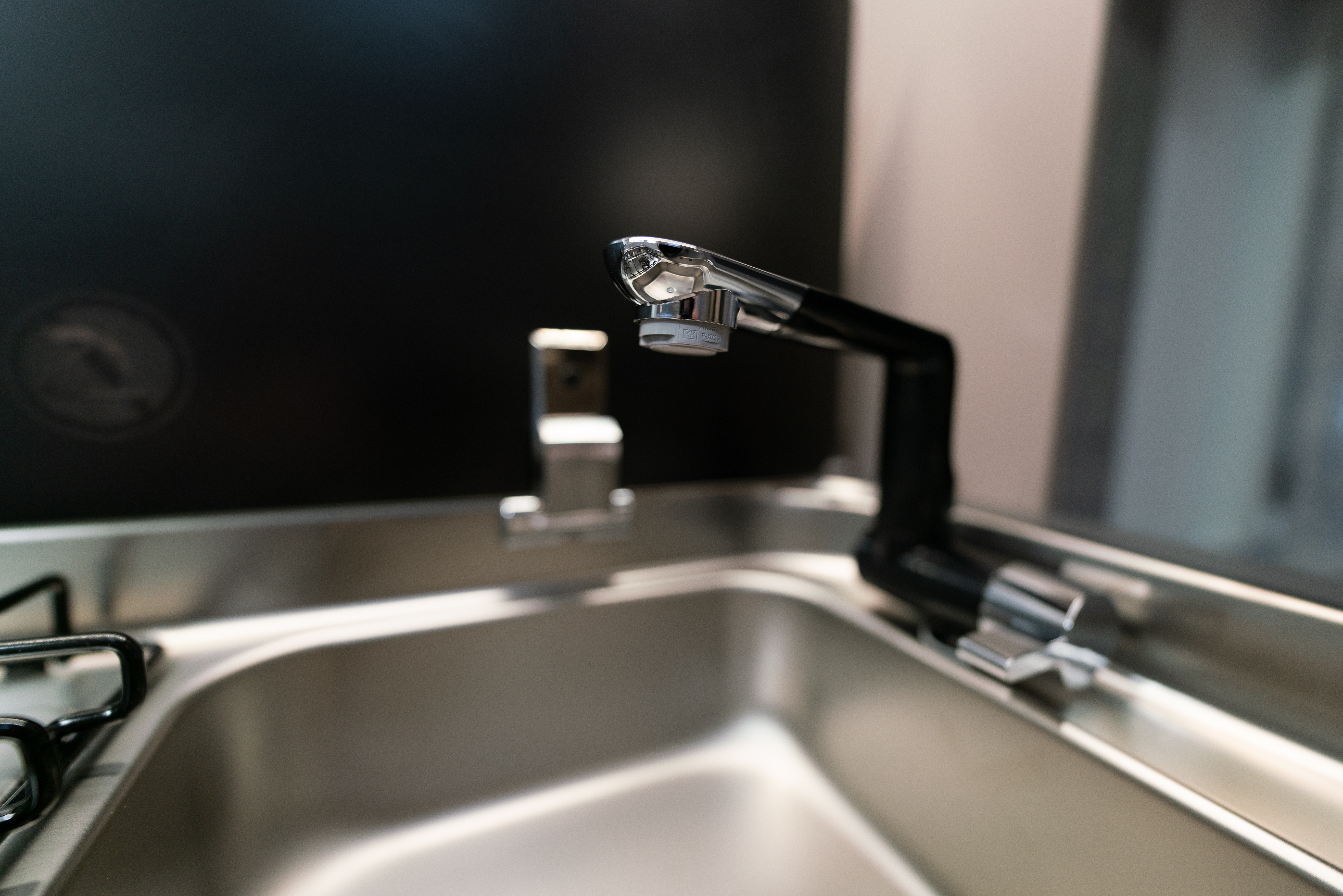 Edler Wasserhahn an Alu-Spüle in der Küche für kleine Wohnwagen