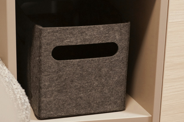 Graues rechteckiges Filzkörbchen